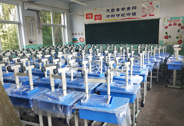 为山西某小学提供3000余套101课桌椅