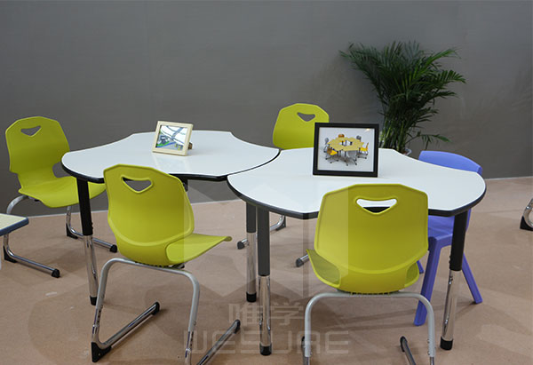<strong>学生互动拼装桌椅在智慧教室中的应用！</strong>